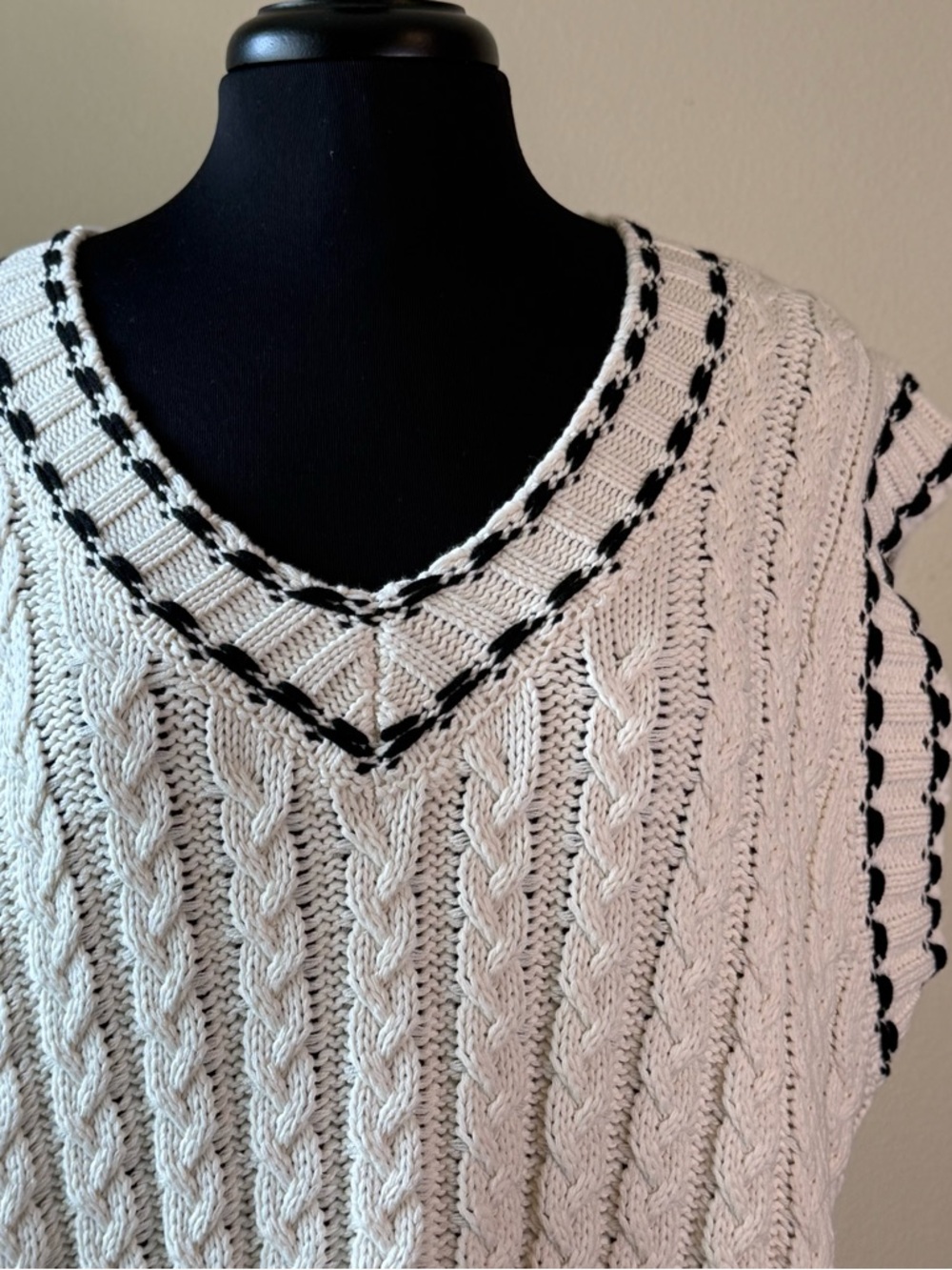 Davi & Dani Cream Cable Knit V-Neck Sweater Vest Size Large - Picture 2 of 11